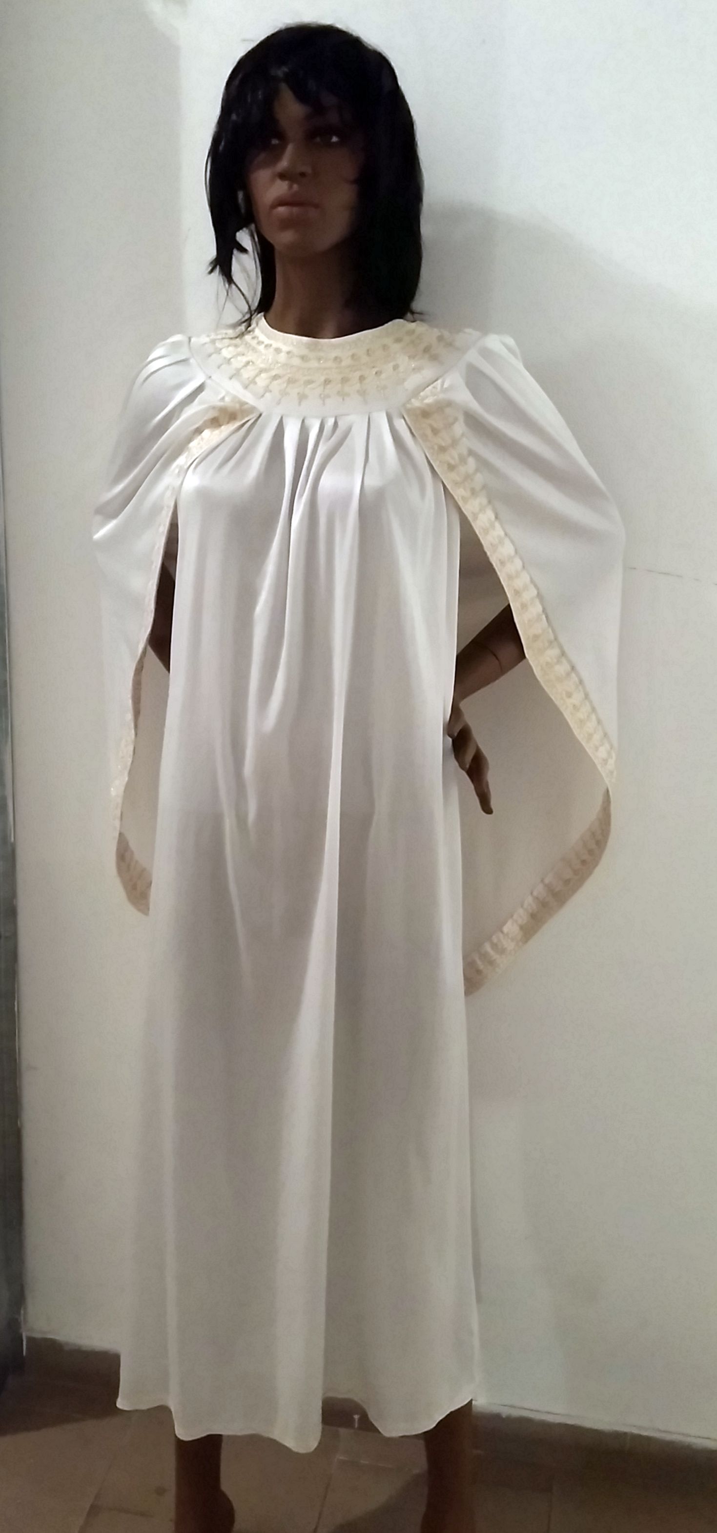 Donna in bianco e Oro